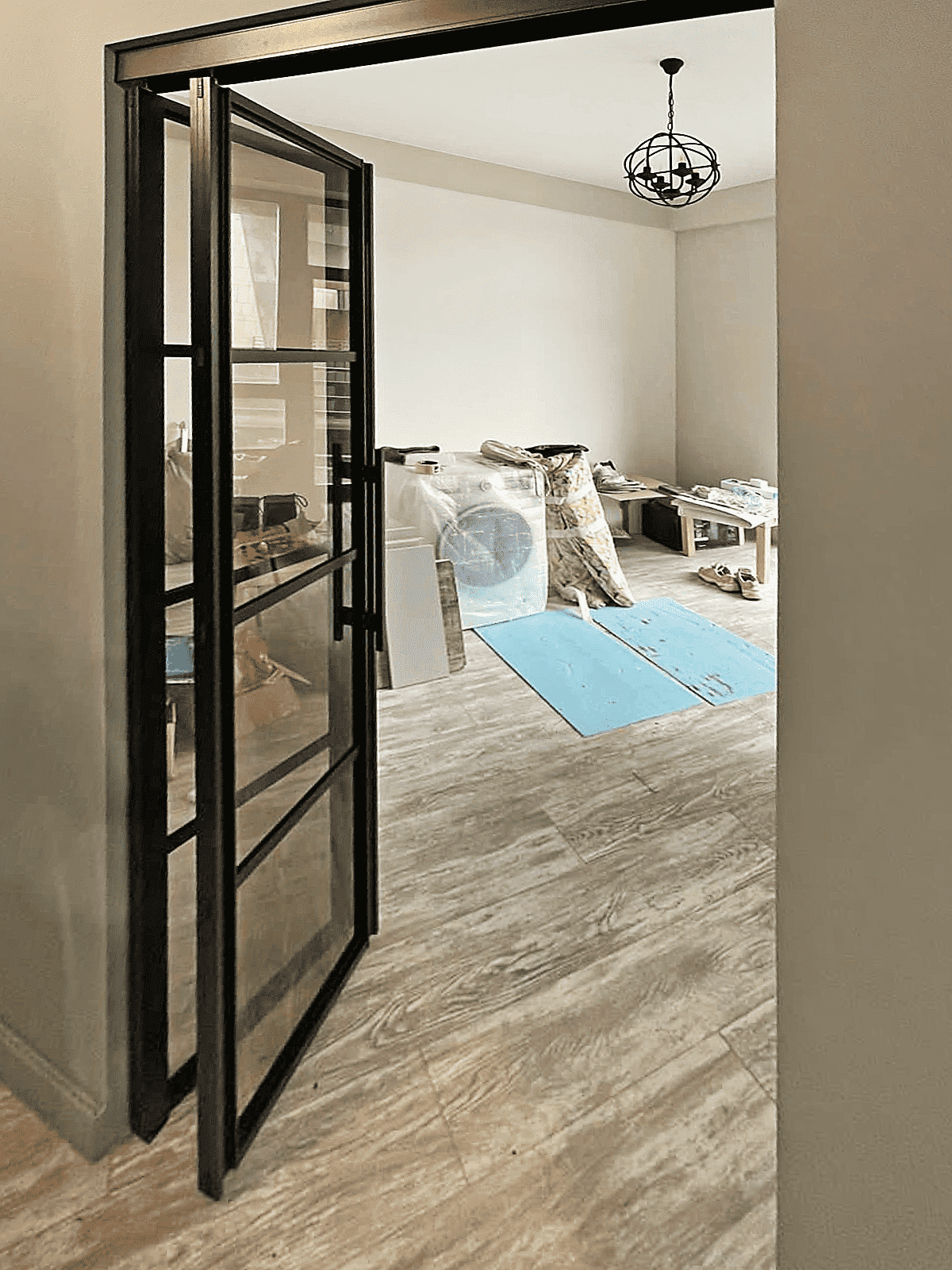 Перегородки для гардеробной из стекла и алюминиевого профиля