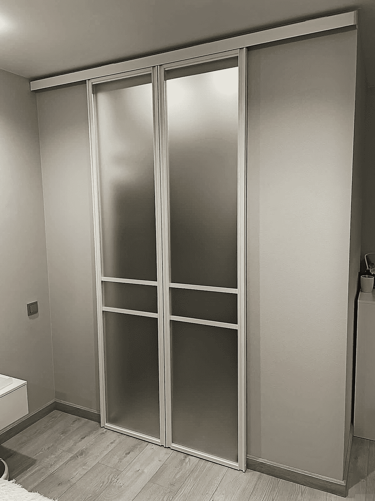 Раздвижные перегородки в гардеробную комнату