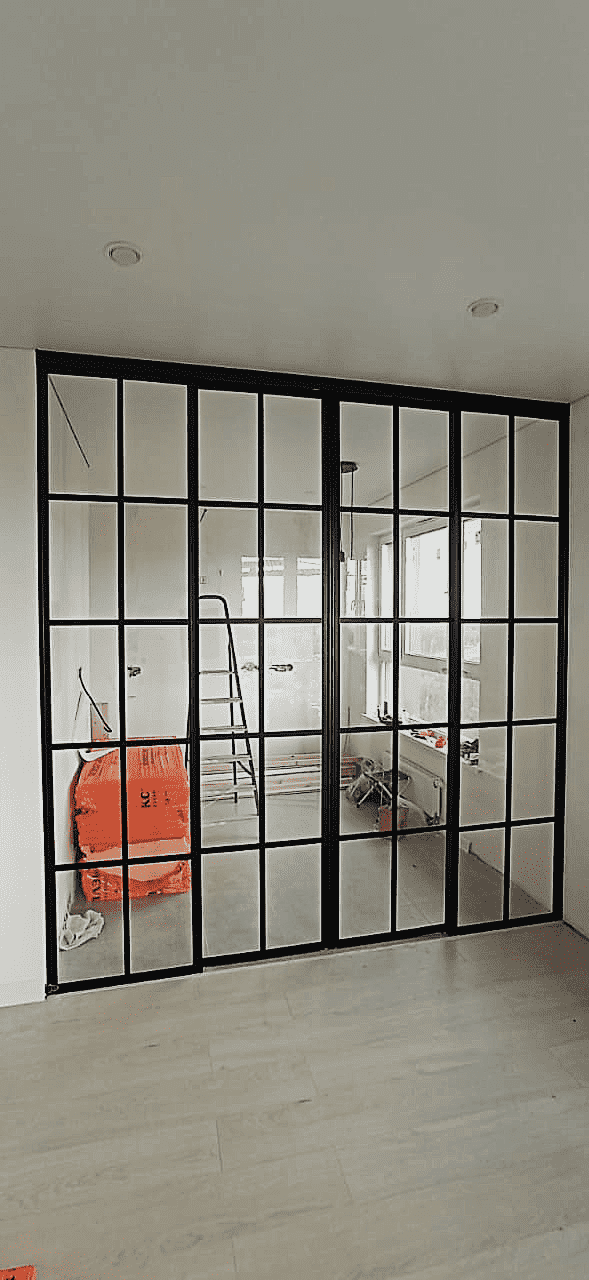 Стеклянные двери-купе для гардеробной комнаты