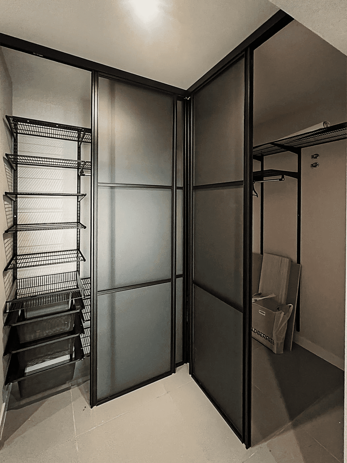 Подвесные двери-купе для гардеробной без нижней направляющей