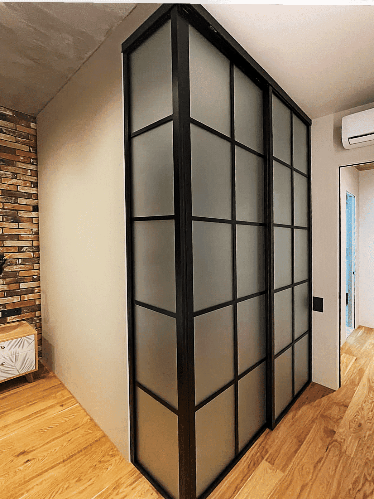 Двери-купе для гардеробной с тонированным стеклом