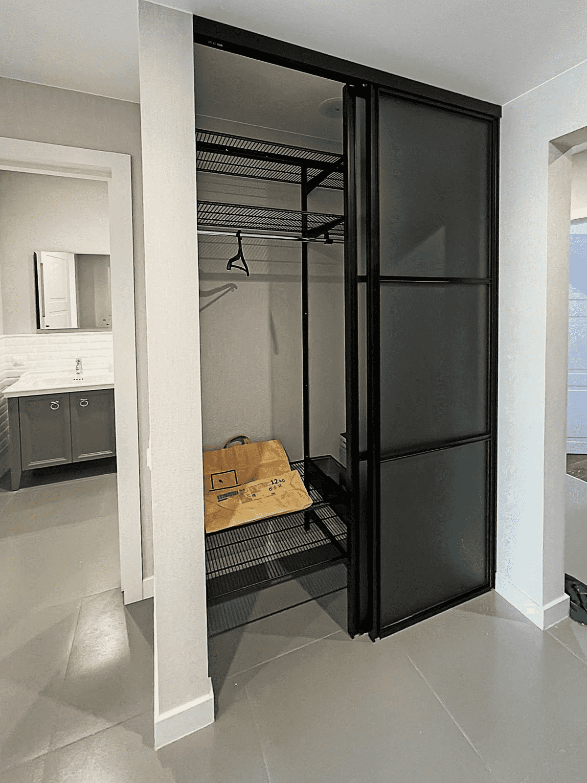 Стеклянные двери-купе для гардеробной комнаты