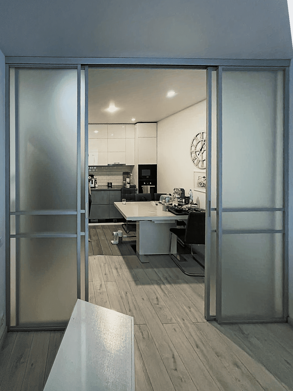 Раздвижные двери в гардеробную с алюминиевой рамкой