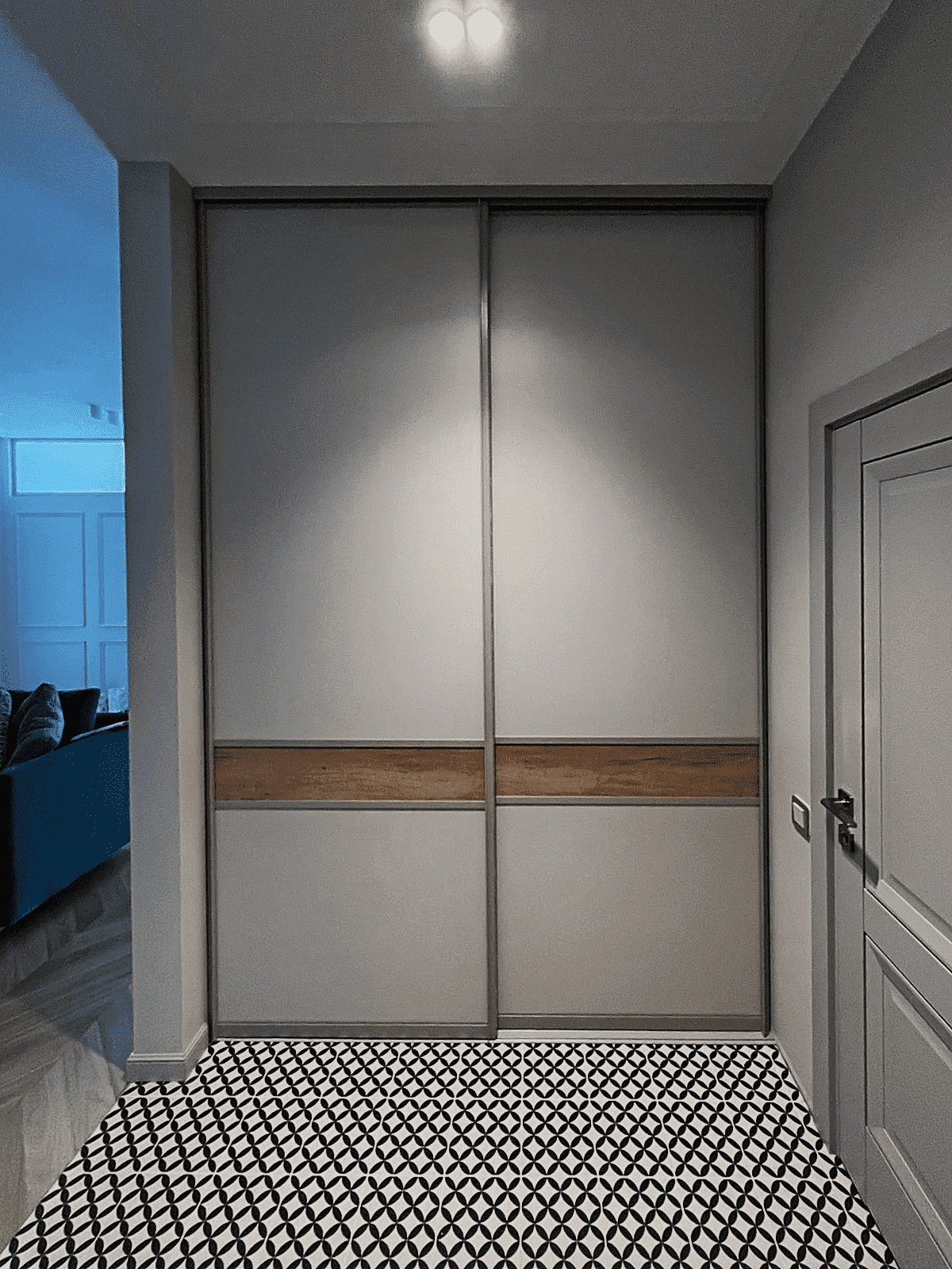 Раздвижные двери-купе для гардеробной ниши