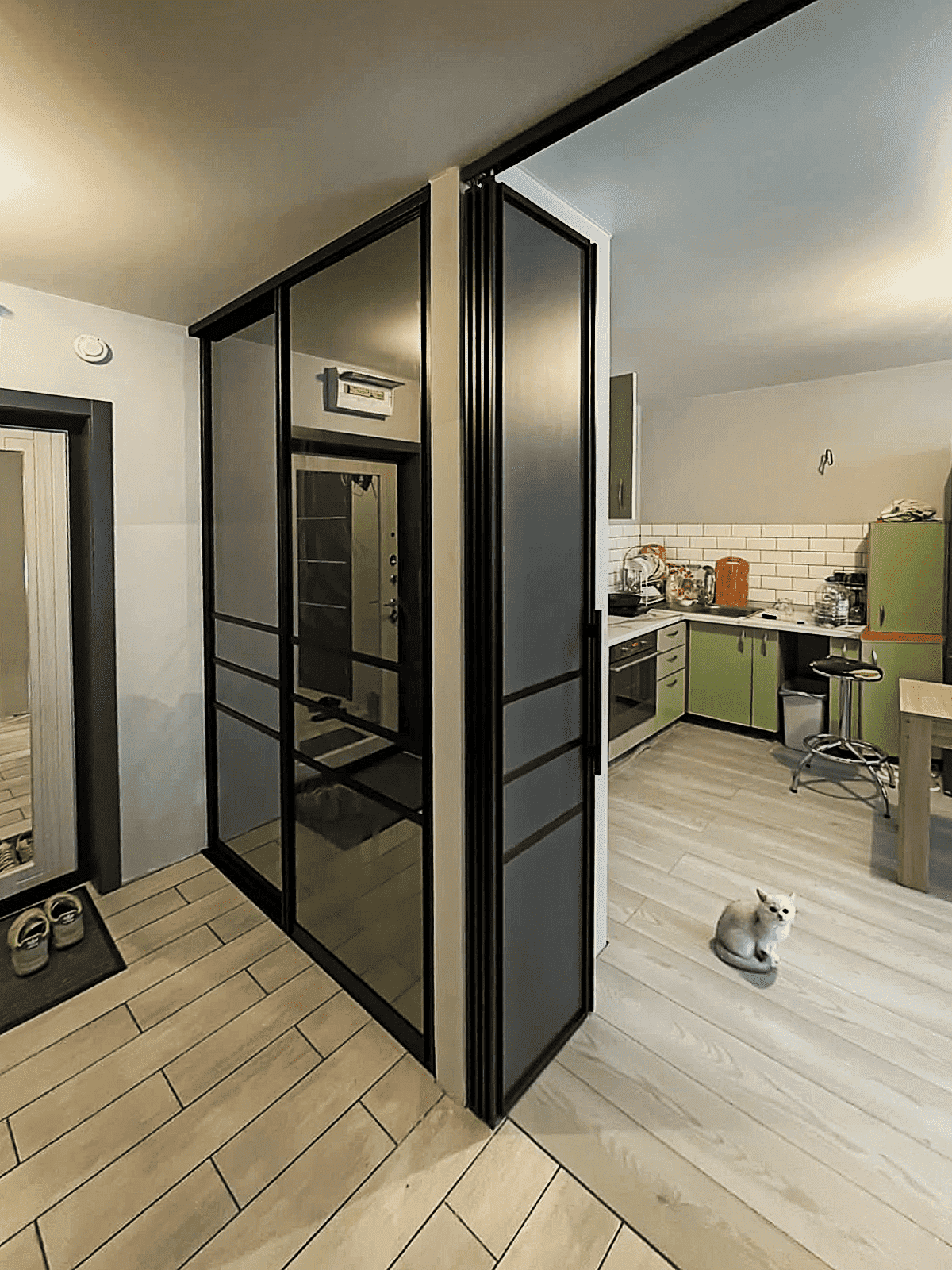 Перегородки для гардеробной из стекла и алюминия