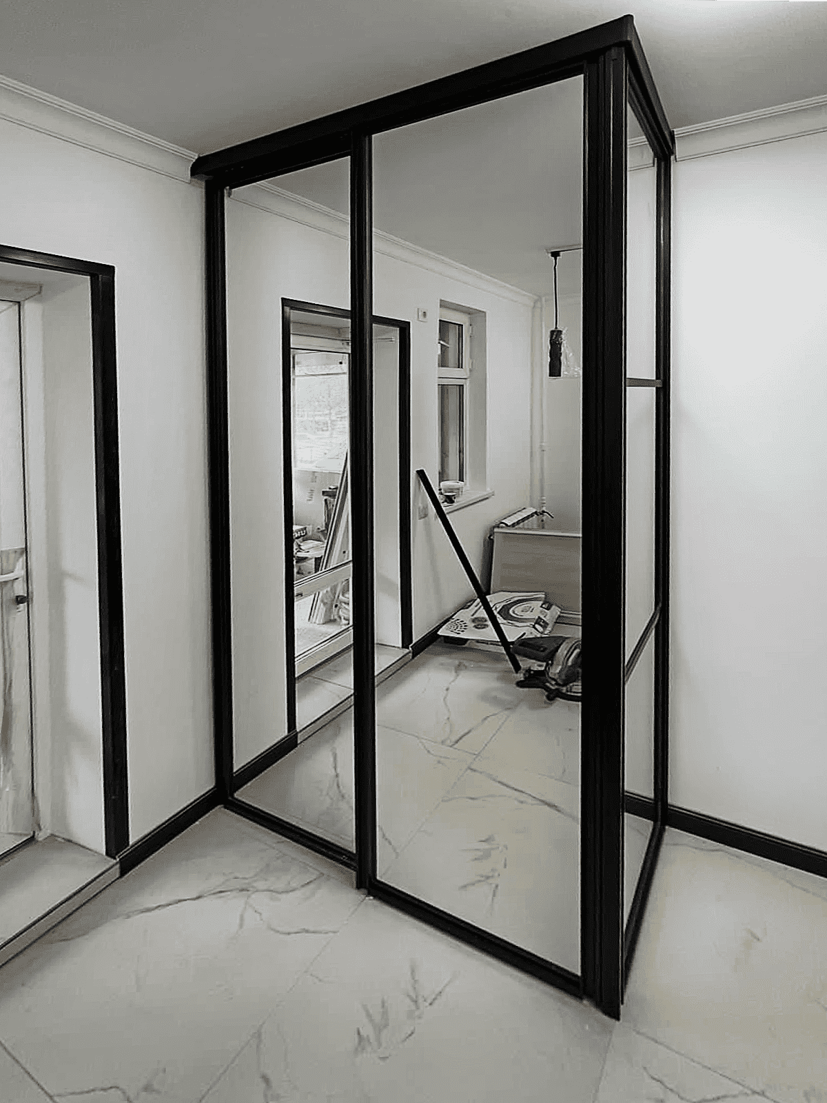 Перегородка в гардеробную из стекла и алюминиевого профиля