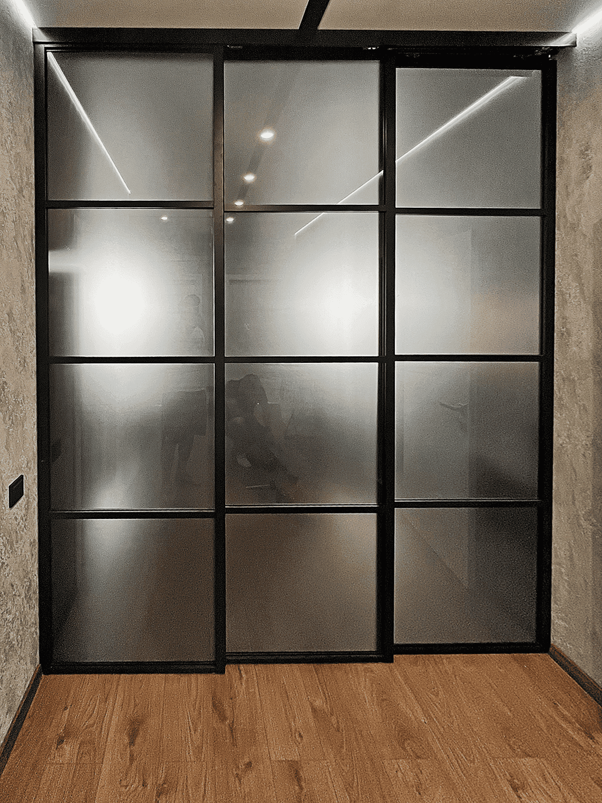 Перегородка для гардеробной из прозрачного стекла