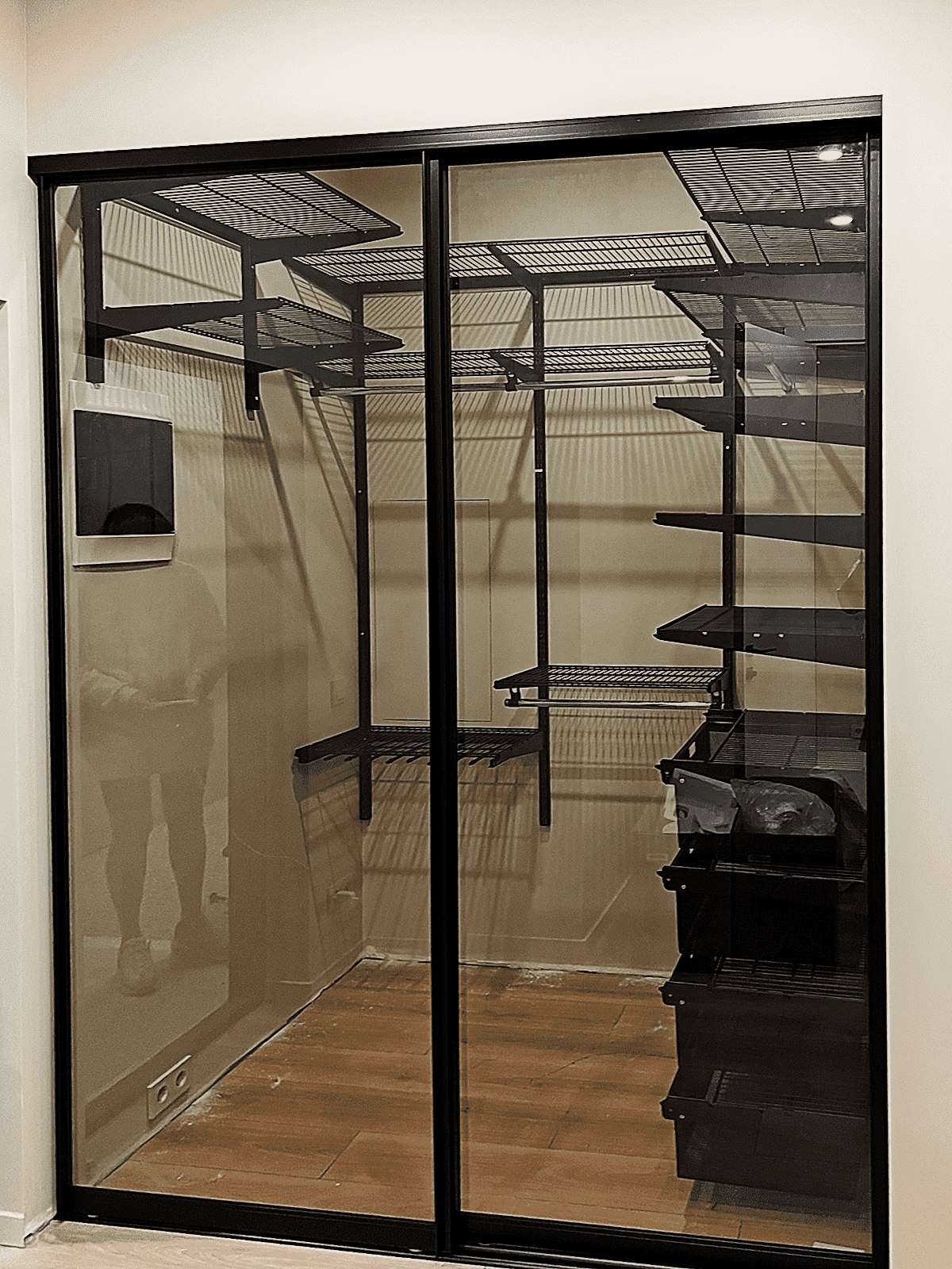 Раздвижные стеклянные перегородки для зонирования гардеробной