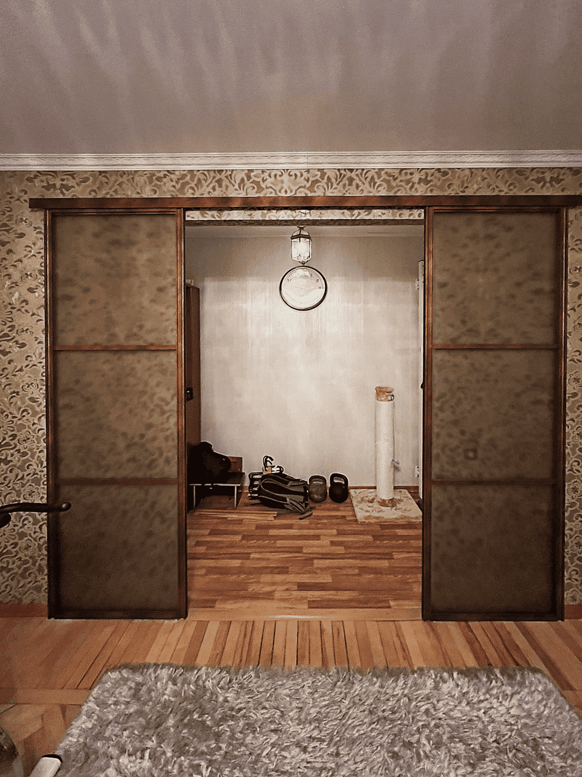 Двери-купе для гардеробной с черным алюминиевым профилем