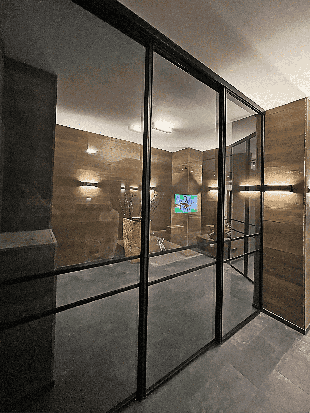 Раздвижные двери-купе для гардеробной ниши