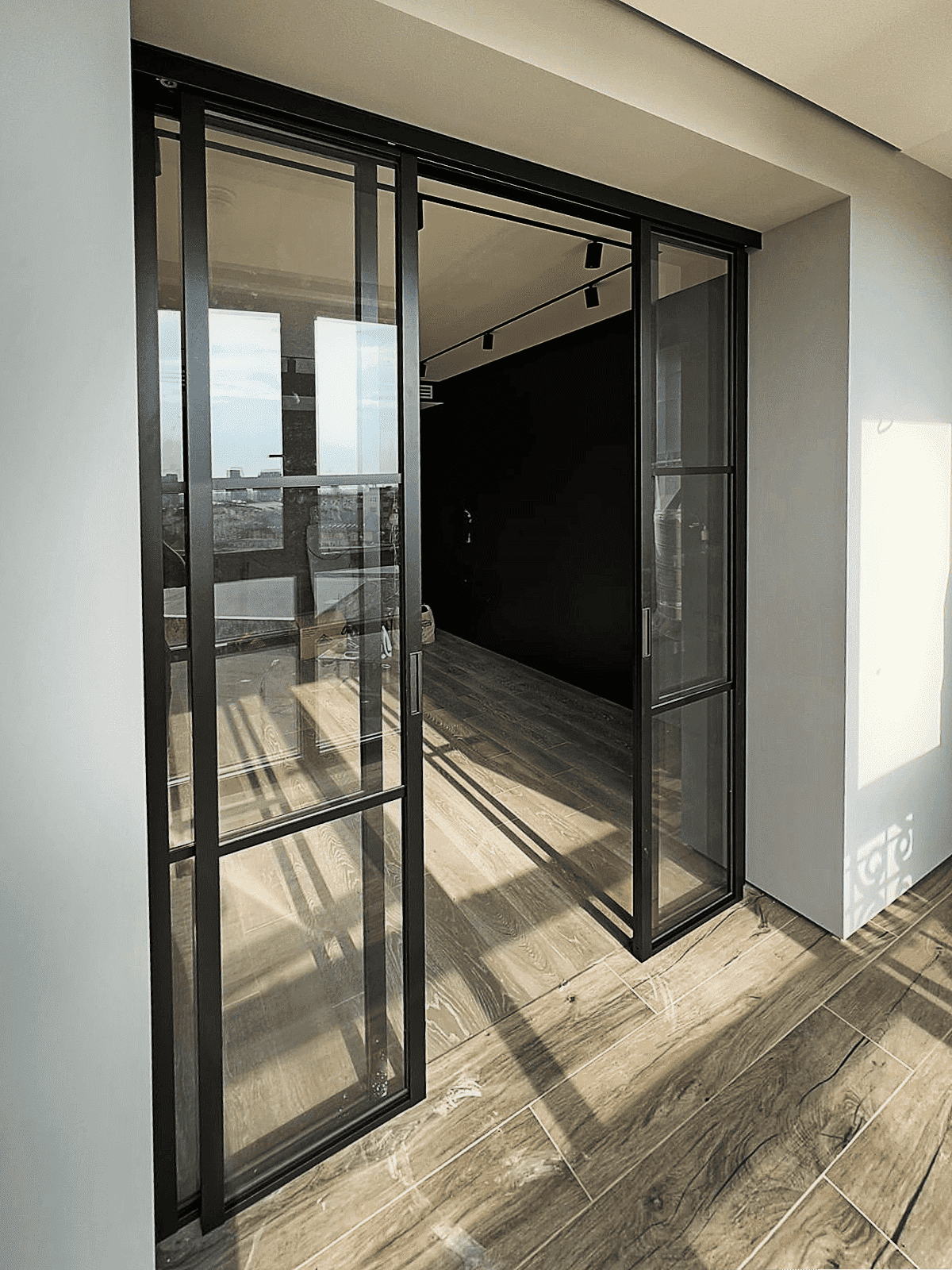 Стеклянные перегородки для гардеробной комнаты в спальне