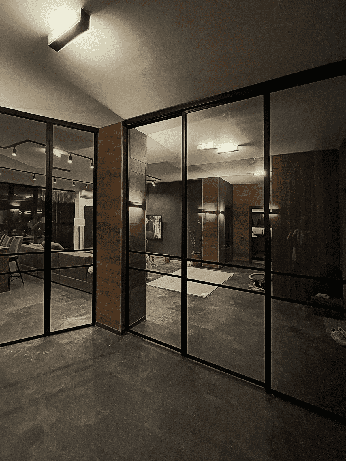 Раздвижные двери-купе для гардеробной из матового стекла