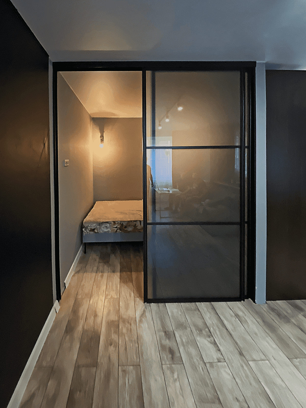 Раздвижные стеклянные двери в гардеробную комнату