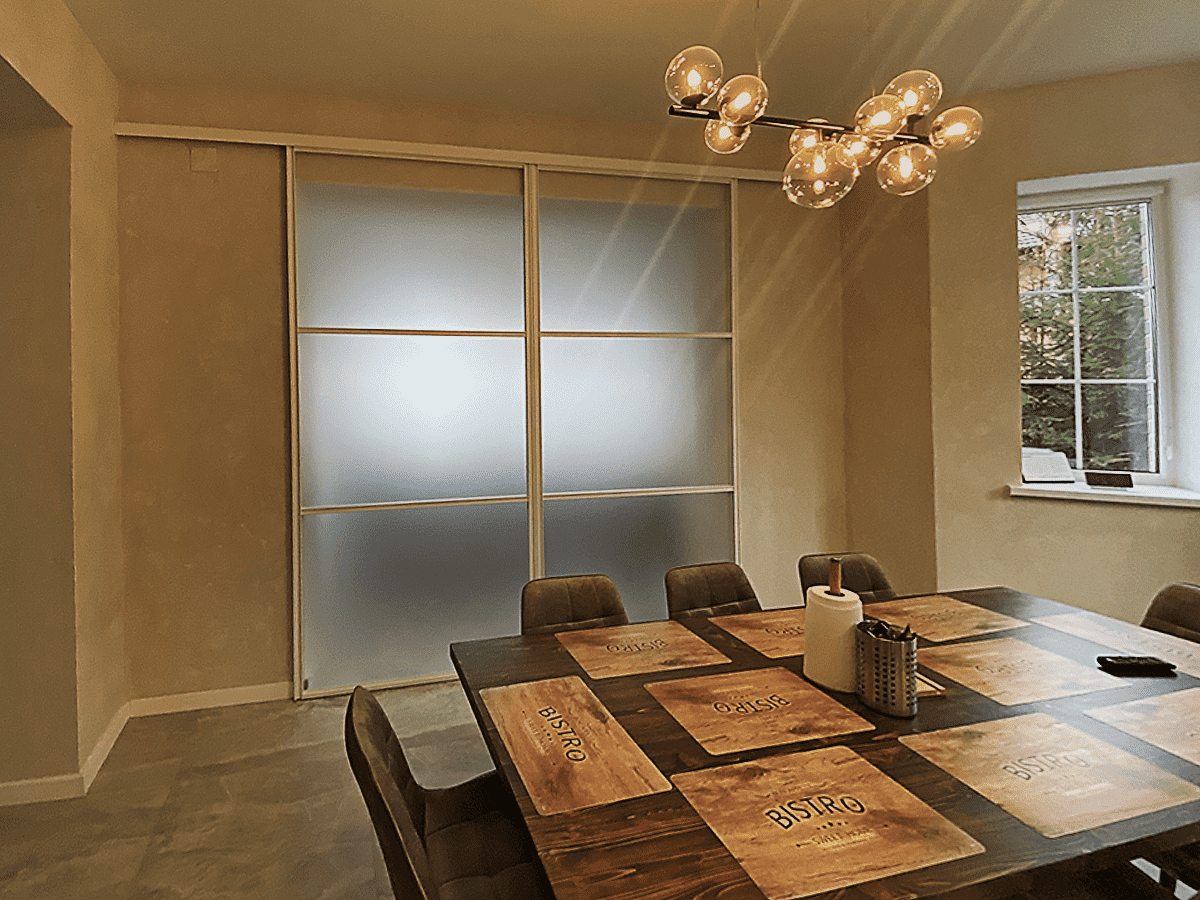 Перегородка для гардеробной комнаты из стекла