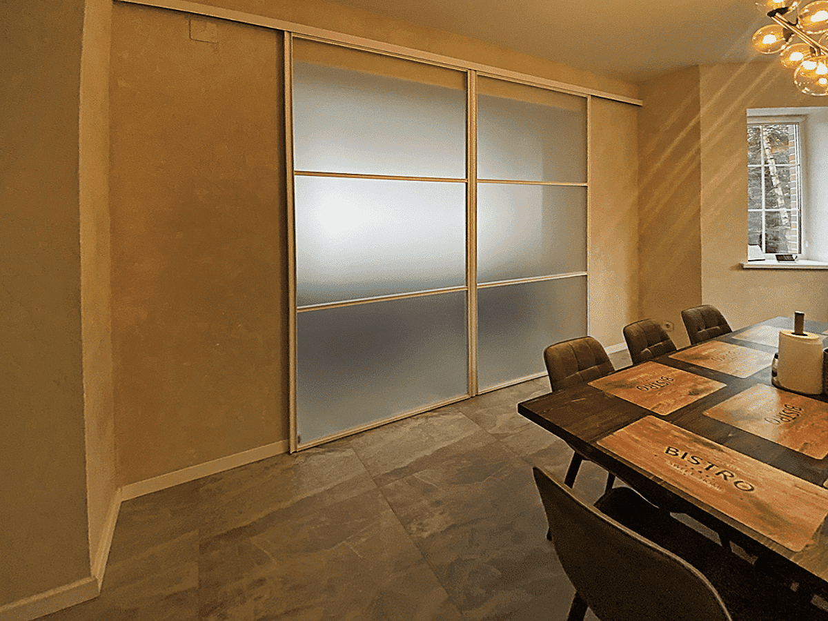 Раздвижные стеклянные перегородки для гардеробной