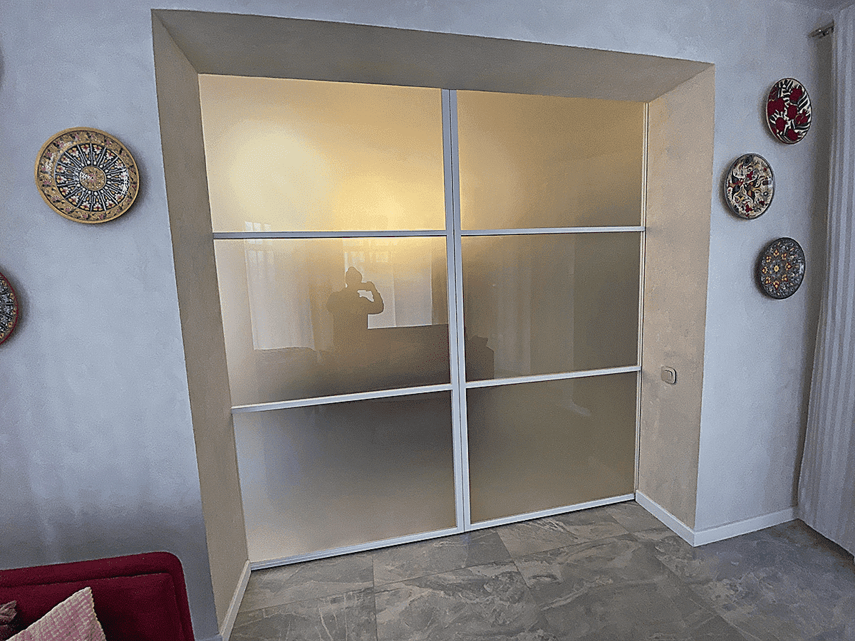 Перегородки для гардеробной из стекла и алюминия