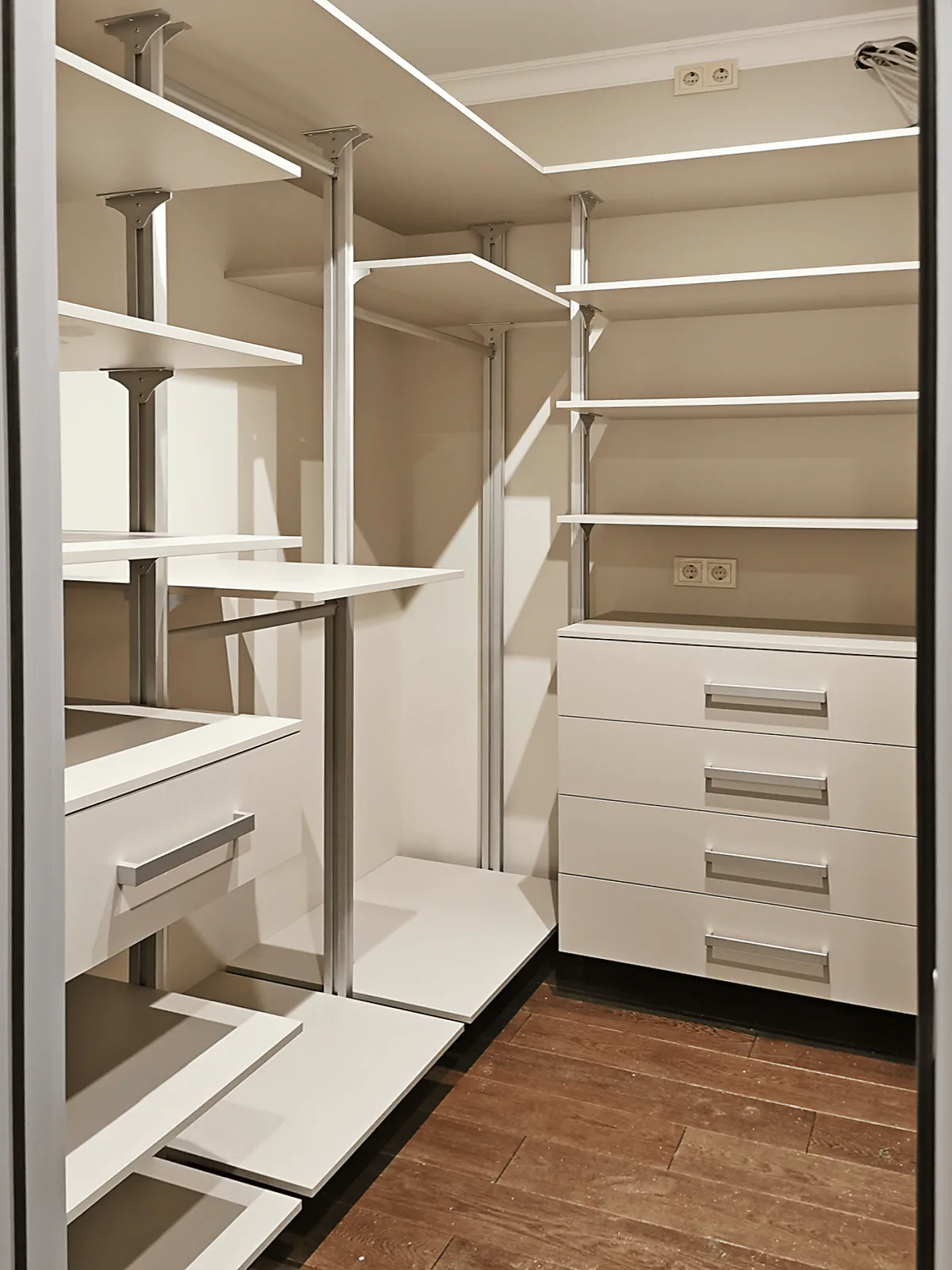 Гардеробная система Stilos Alum  ссимметричной композицией