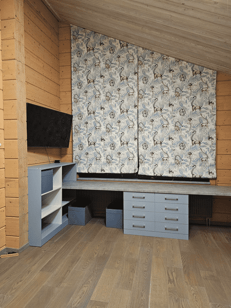 Шкаф для детской комнаты под мансардной крышей с распашными фасадами и внутренней ячеистой системой хранения: оптимальное решение для аккуратного размещения одежды, игрушек и аксессуаров в ограниченном пространстве.