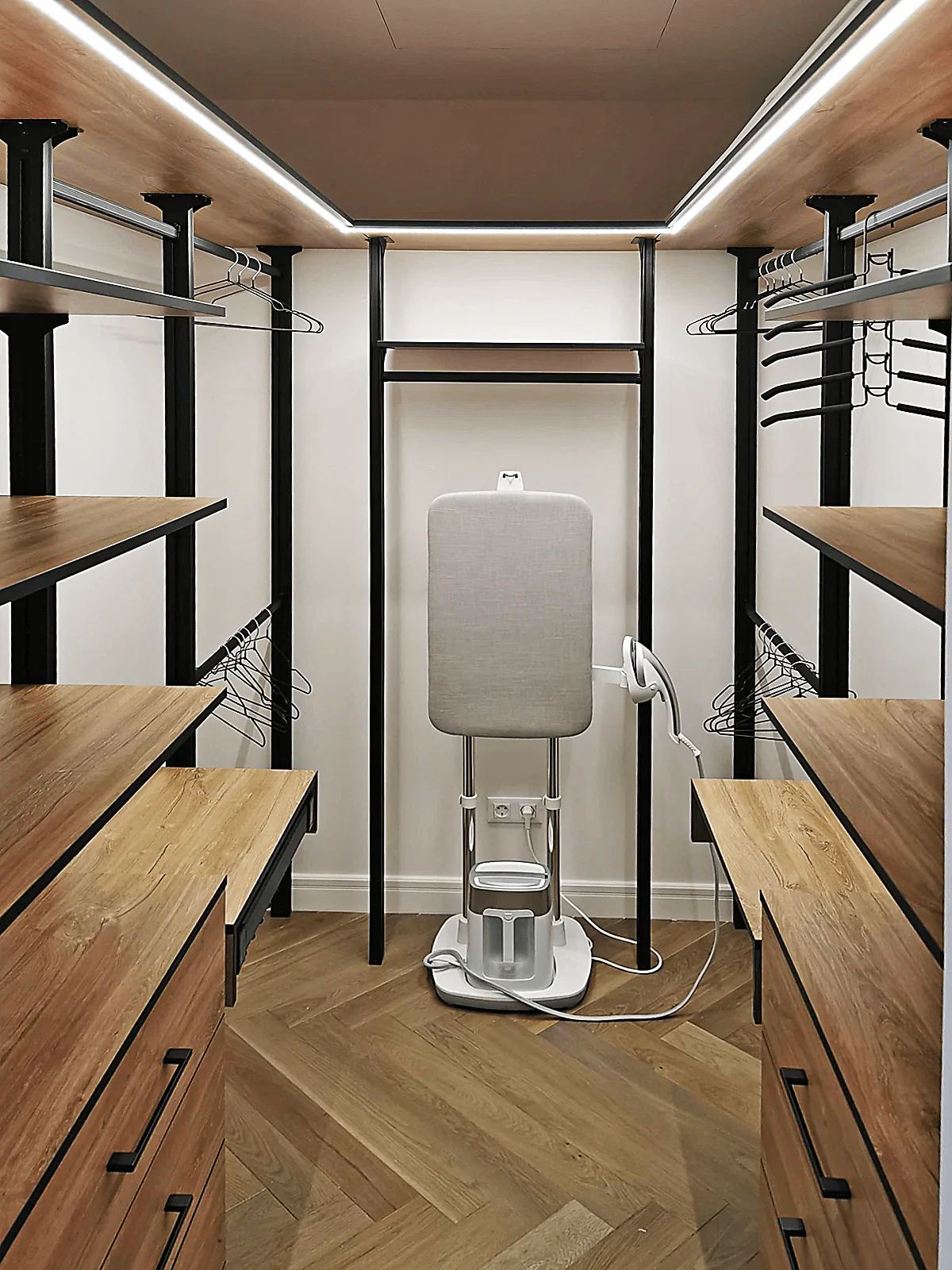 Гардеробная система Vitra для жилых интерьеров с LED подсветкой