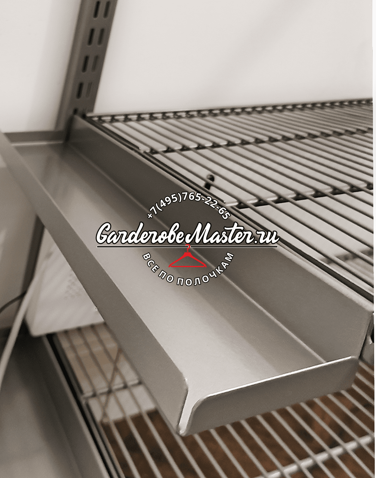 Металлическая полка с бортиком в модульной системе хранения