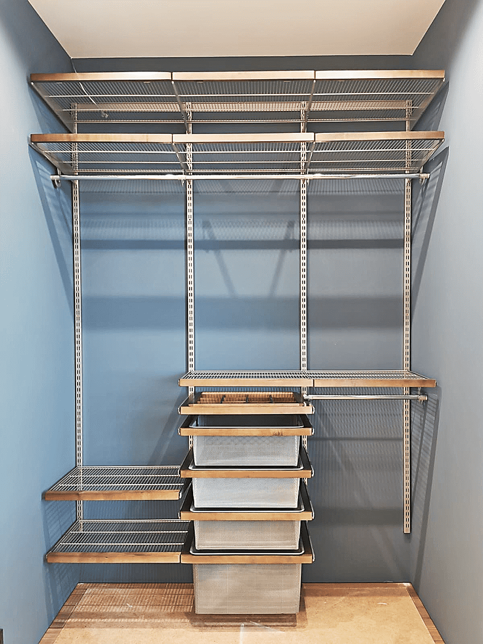 Металлическая гардеробная система с сетчатыми полками и деревянными вставками