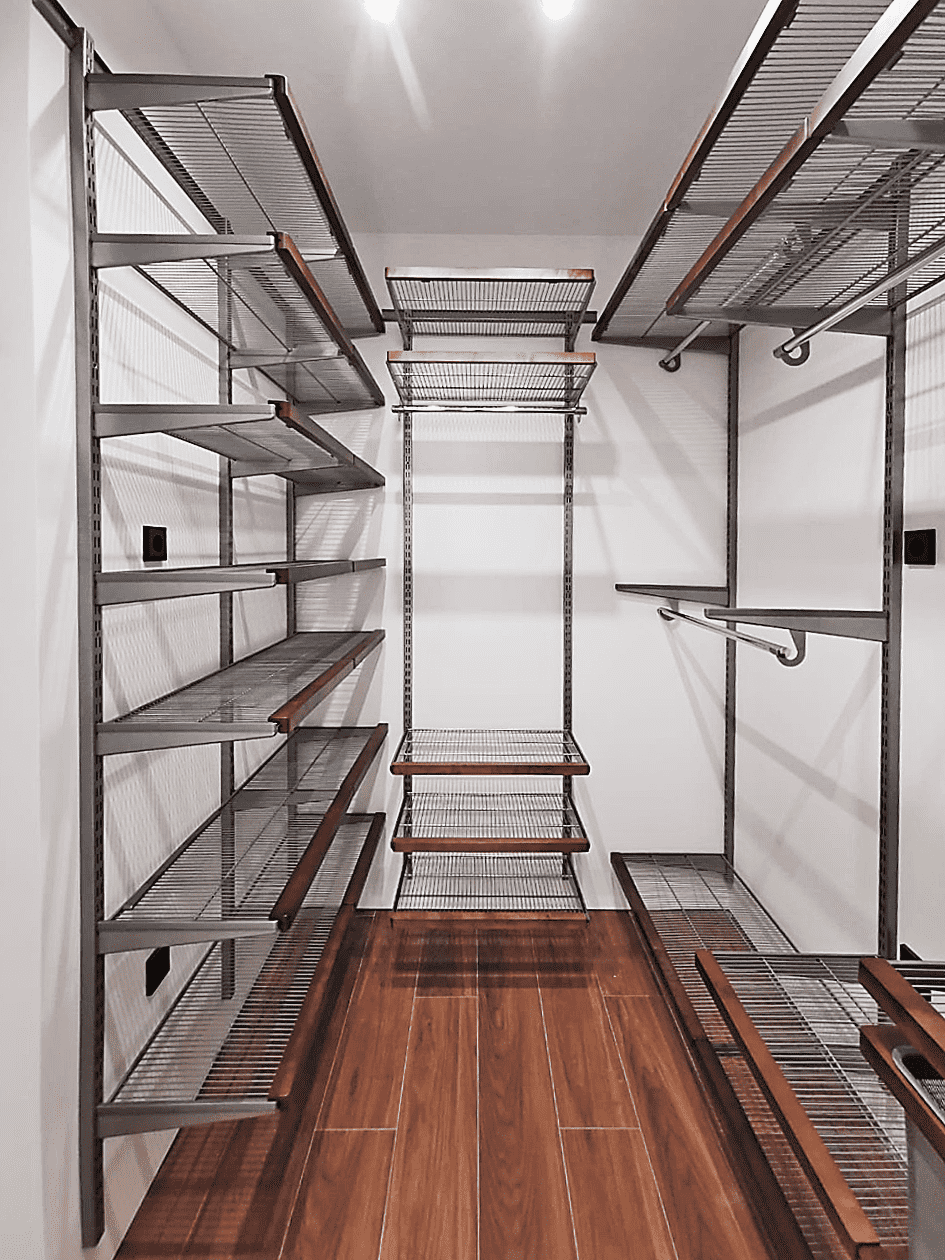 Угловая гардеробная система с открытыми полками и штангами