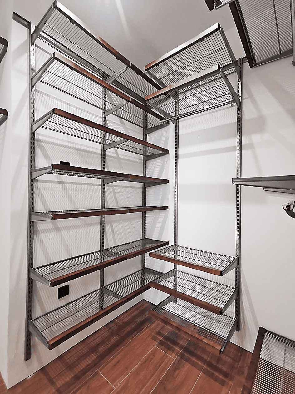 Прямая гардеробная система с многоуровневыми сетчатыми полками