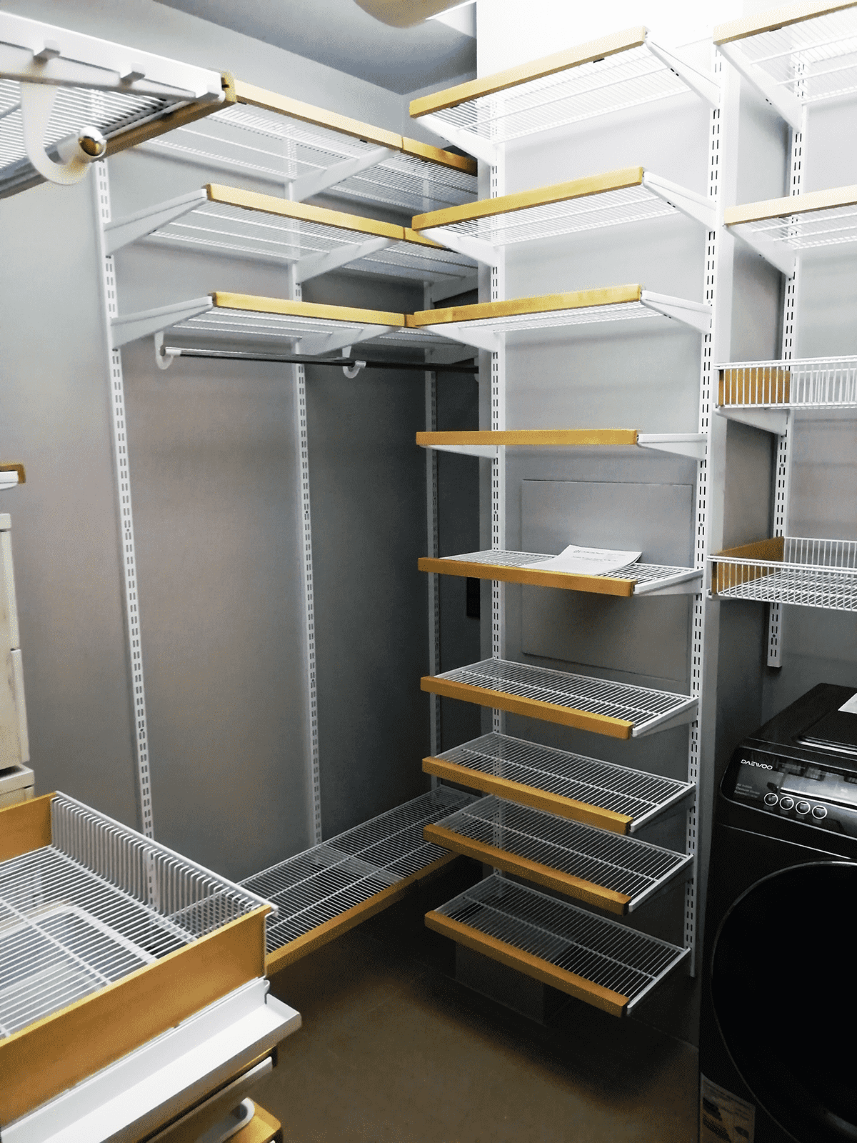 Гардеробная комната с металлической системой хранения и полками