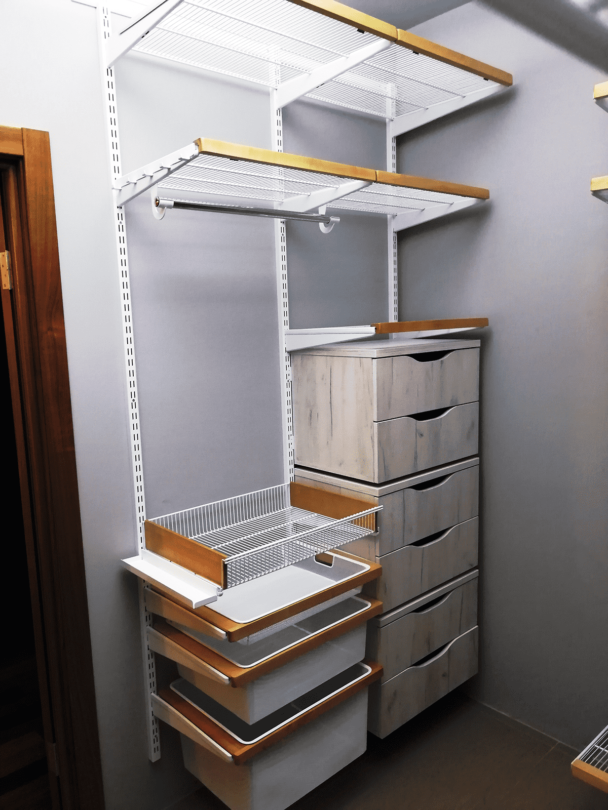 Металлическая гардеробная система с полками и выдвижными элементами