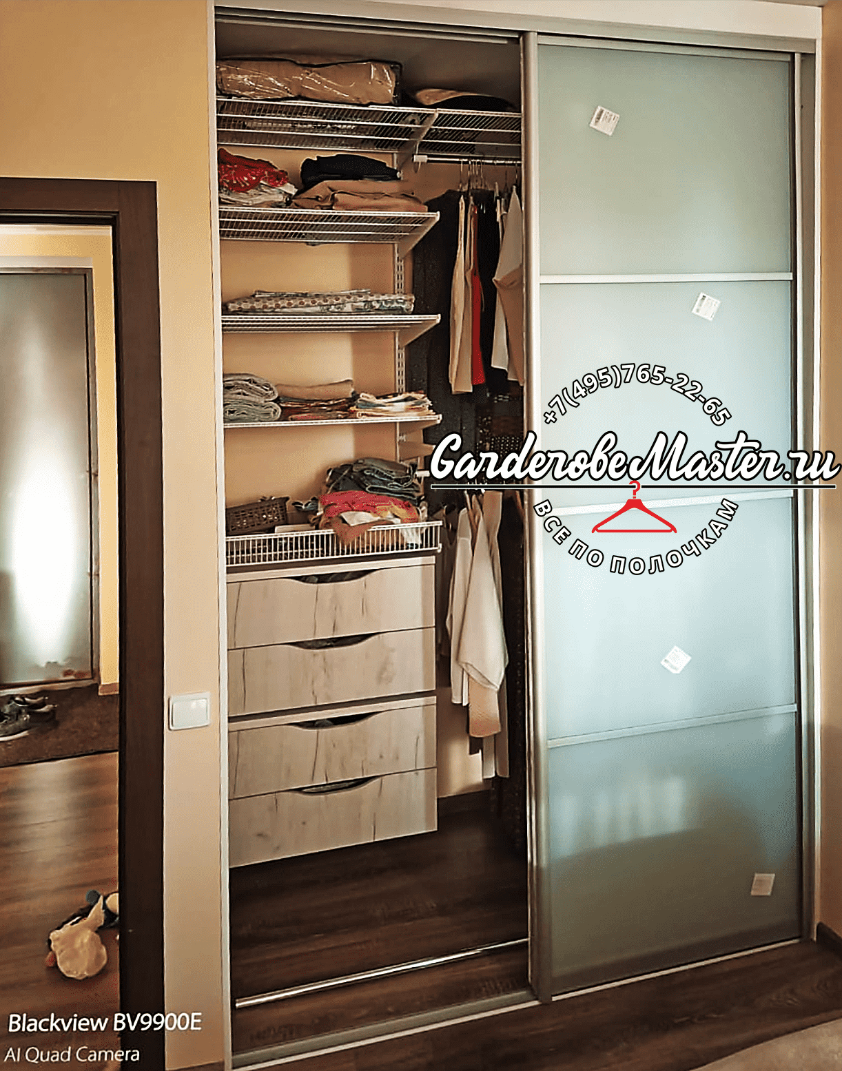 Шкаф-купе с матовыми стеклянными раздвижными дверями в прихожей