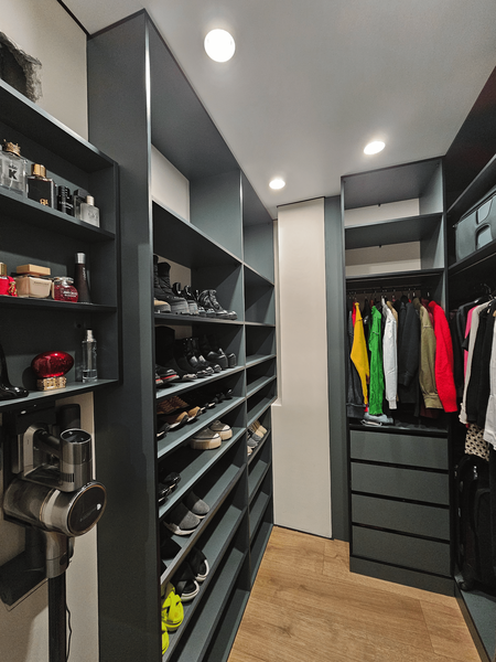 Гардеробная комната с открытыми секциями для обуви и аксессуаров в современном стиле