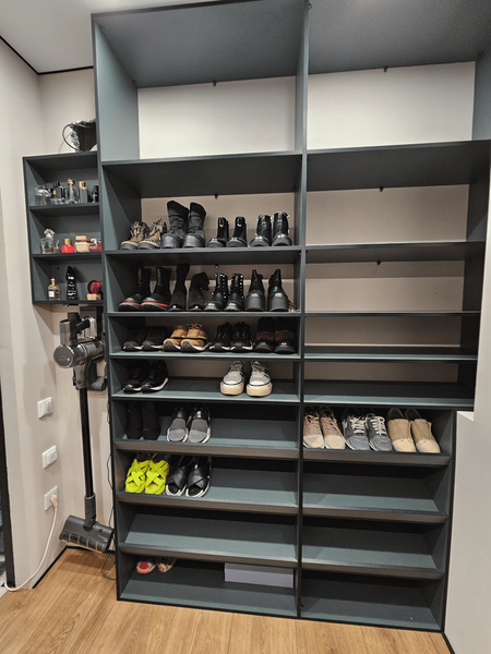 Современная гардеробная система с зоной хранения одежды, обуви и встроенной подсветкой