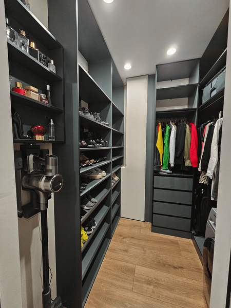 Комплексная гардеробная комната с функциональным наполнением и продуманной эргономикой