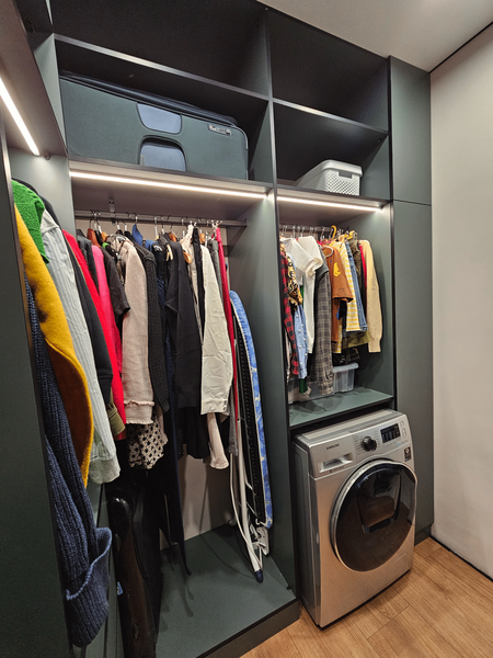 Встроенная гардеробная система с интеграцией стиральной машины, подсветкой и продуманным хранением