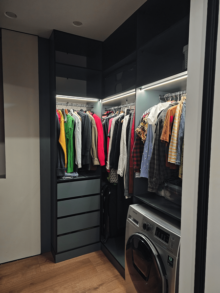 Функциональная гардеробная система с угловой компоновкой, ящиками и зонами для верхней одежды