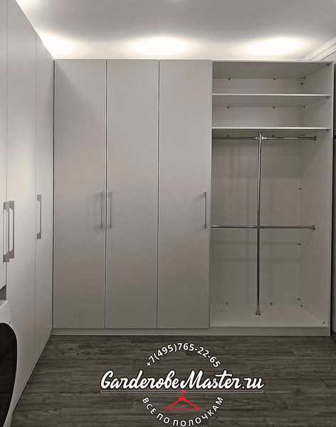 Встроенная гардеробная система с распашными фасадами в светлом минималистичном интерьере