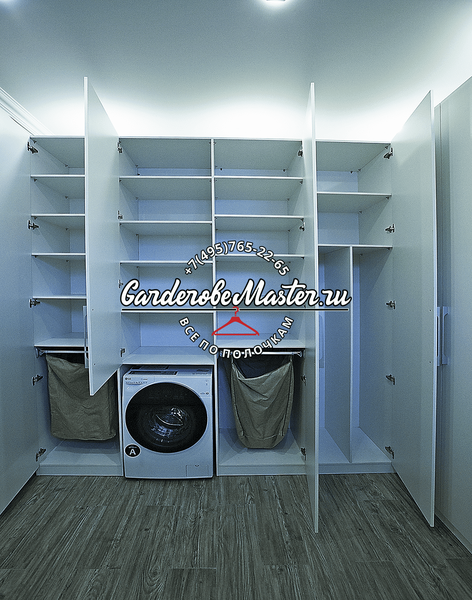 Функциональная гардеробная система с интеграцией стиральной машины и зоной хранения