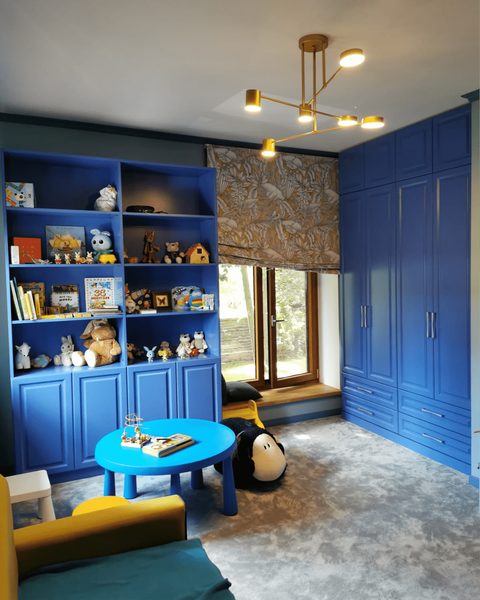 Детская комната с встроенной системой хранения и шкафами в насыщенном синем цвете