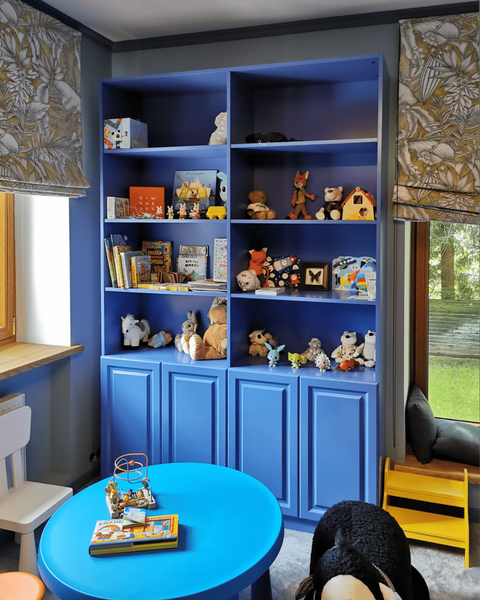 Встроенные шкафы и открытые стеллажи в детской комнате с продуманной зоной хранения