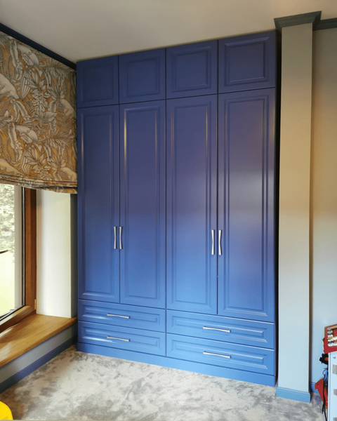 Шкафы с глухими фасадами и выдвижными ящиками в детской комнате на заказ