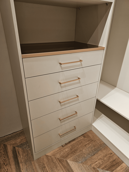 Выдвижной комод в гардеробной системе с фасадами под покраску и латунной фурнитурой