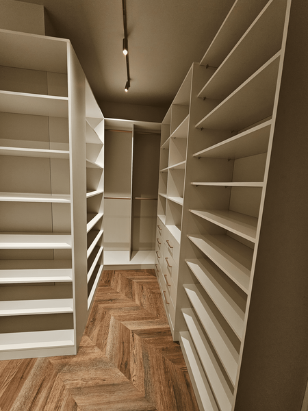 Встроенная гардеробная система с продуманной планировкой, открытыми секциями и выдвижными ящиками