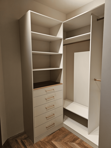 Функциональная гардеробная система с комбинированными зонами хранения и эргономичным наполнением