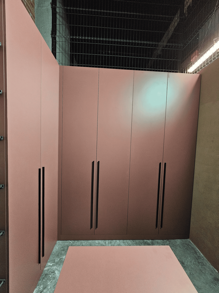 Угловая гардеробная система с глухими фасадами во всю высоту и минималистичным индустриальным окружением