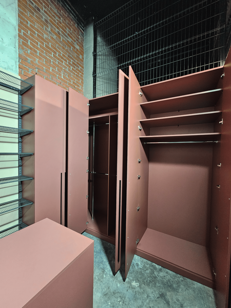 Гардеробная система с распашными фасадами и внутренним наполнением для хранения одежды и аксессуаров