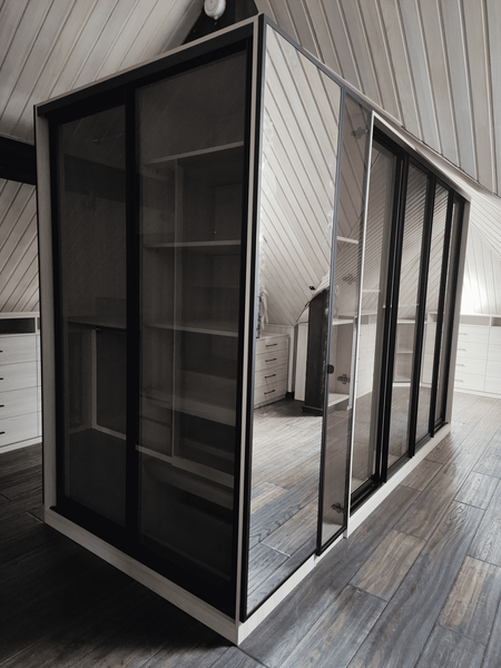 Гардеробная система с зеркальными фасадами в мансардном помещении