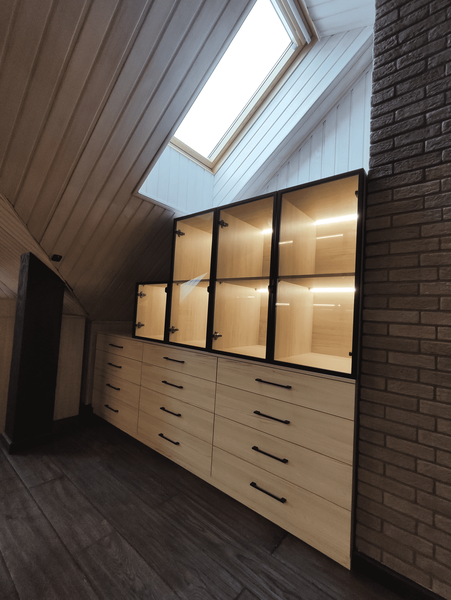 Мансардная гардеробная с остеклёнными фасадами и индивидуальным наполнением