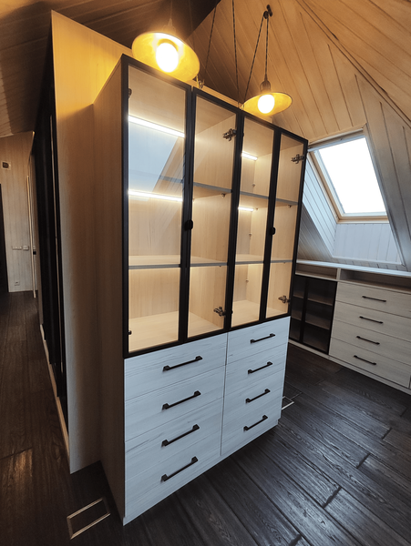Модульная мансардная гардеробная с витринными фасадами и индивидуальным наполнением