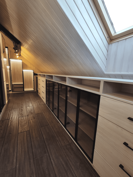 Мансардная гардеробная система с витринными фасадами и чёрным профилем