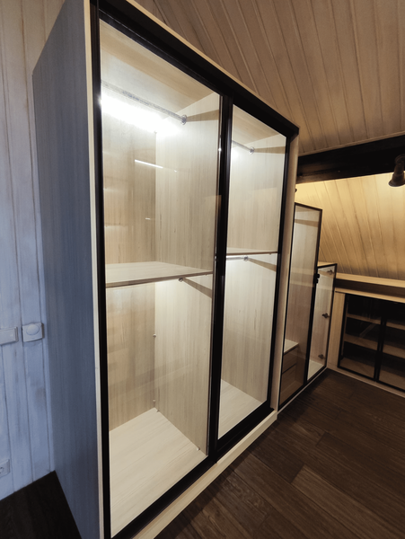 Мансардная гардеробная с островным модулем и внутренней подсветкой